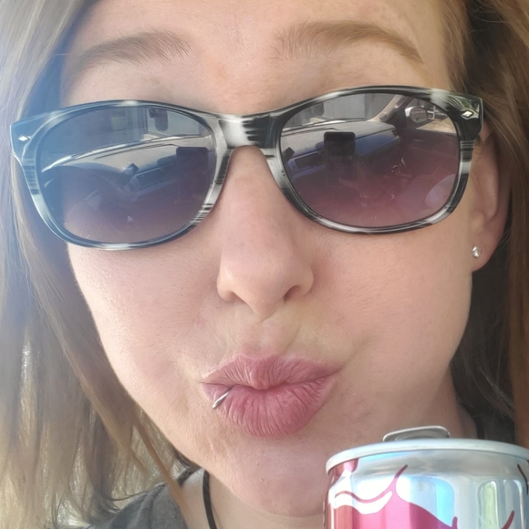 Meet your Posher, Christina - Picture 2 of 3